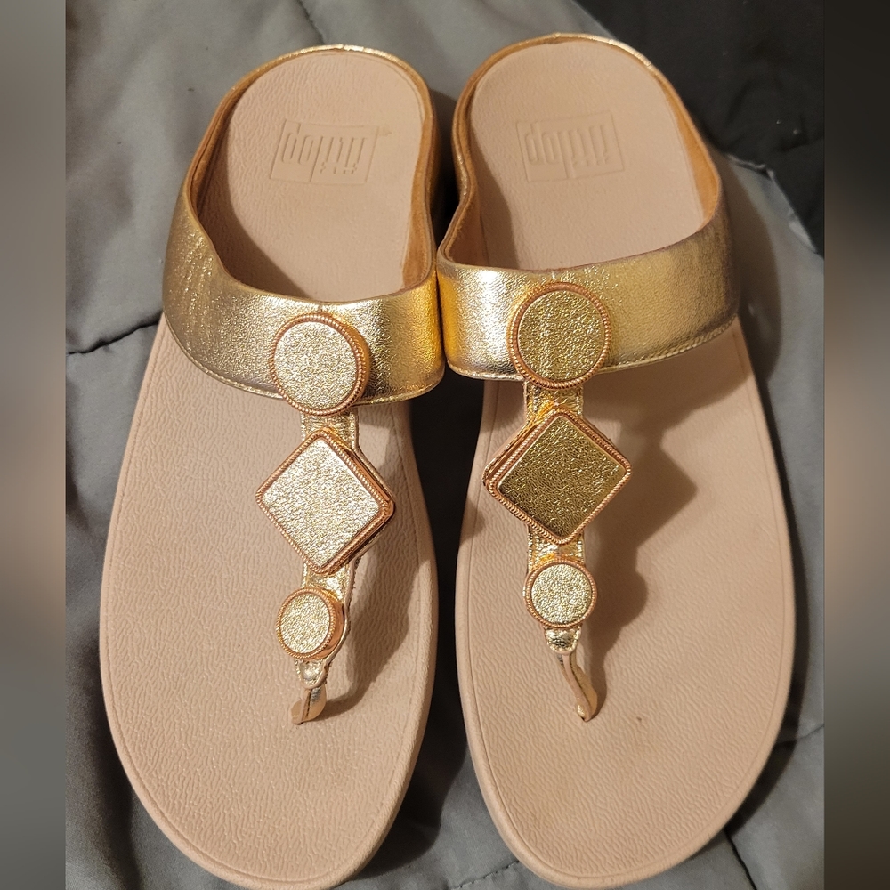 FitFlop size 9 gold toe post flip flops
